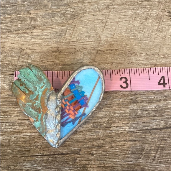 Artistic Heart-Shaped Brooch with Multicolor Design - Picture 6 of 9